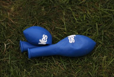 بالونات كتب عليها "نعم" للاستقلال