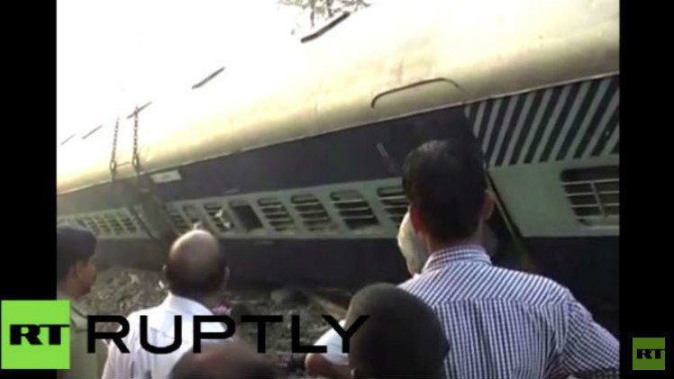 بالفيديو من الهند.. مقتل 12 شخصا في اصطدام قطارين للركاب