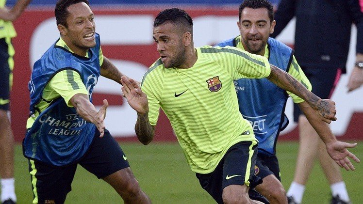 البرازيلي ألفيس يعتزم الرحيل إلى الدوري الإنكليزي