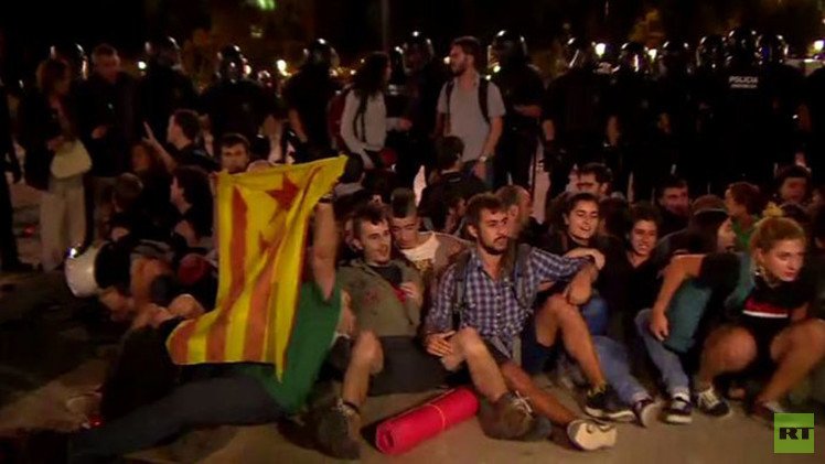 بالفيديو من اسبانيا.. مصادمات بين الشرطة والمتظاهرين في ميدان كاتالونيا بمدينة برشلونة