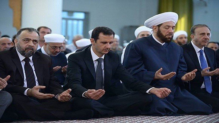 الأسد يؤدي صلاة العيد في مسجد دمشقي (فيديو)