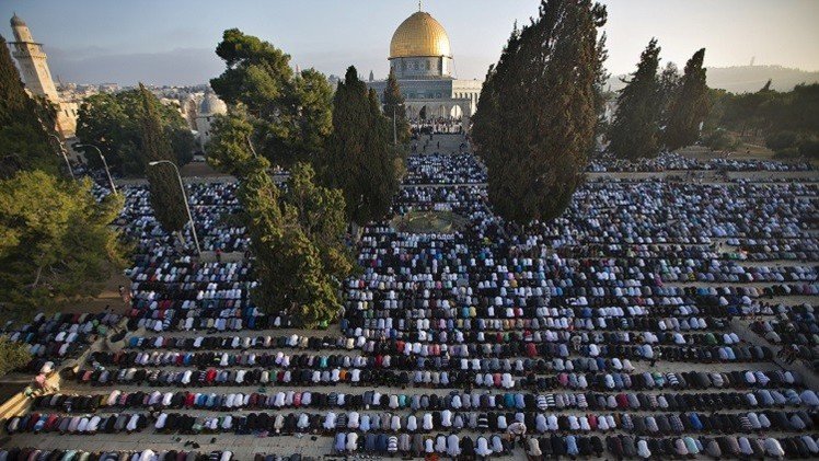 مئات الغزيين يتوجهون إلى القدس لأداء الصلاة في 