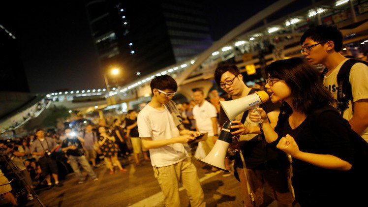 المحتجون بهونغ كونغ يزيلون بعض الحواجز 