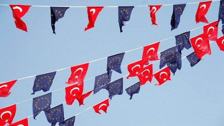 الاتحاد الأوروبي ينتقد تقييد الحريات والقضاء في تركيا