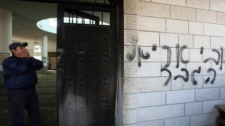 المستوطنون يضرمون النار بمسجد في الضفة الغربية