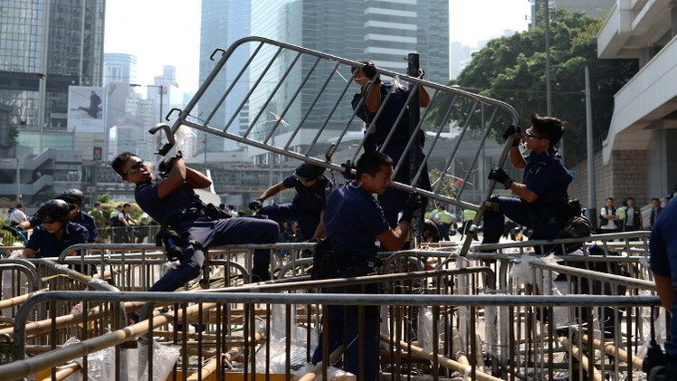 الشرطة تزيل متاريس من موقع ثان للمتظاهرين في هونغ كونغ