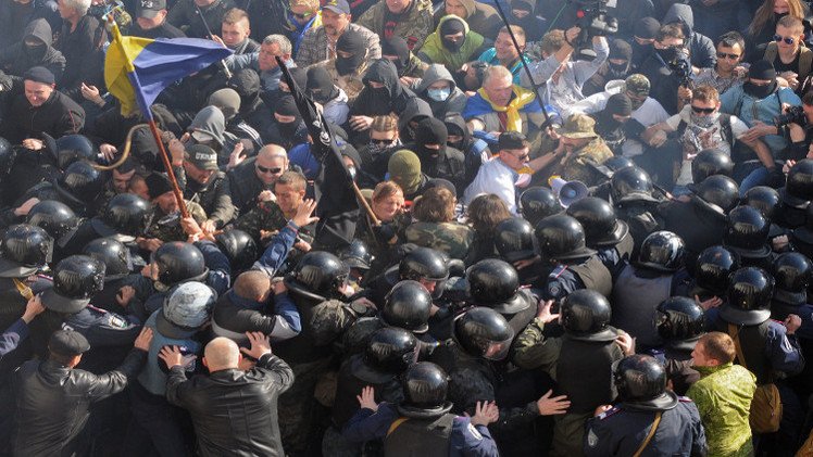 بالفيديو.. مواجهات عنيفة بين الشرطة والقوميين في كييف 