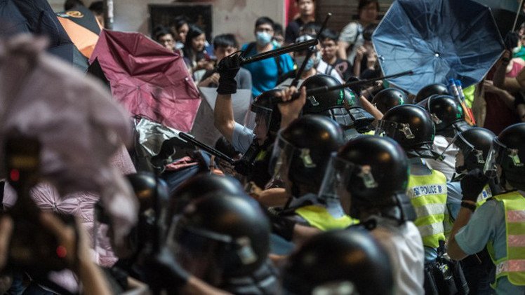 هونغ كونغ.. اعتقال 26 شخصا إثر مواجهات عنيفة بين الشرطة والمحتجين
