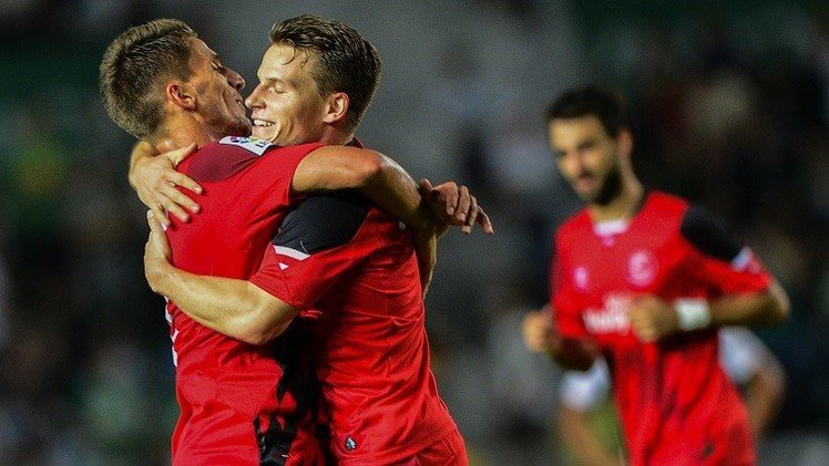 إشبيلية يستعيد وصافة الليغا من ريال مدريد وفالنسيا يسقط أمام لاكورونيا