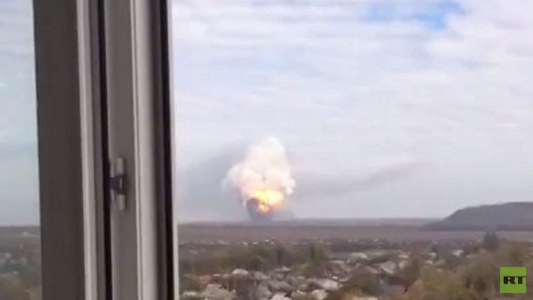بالفيديو.. انفجار ضخم يهز مصنعا كيميائيا في دونيتسك بشرق أوكرانيا 