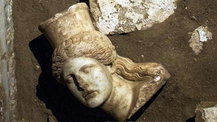 اكتشاف رأس تمثال لأبي الهول في مقبرة باليونان