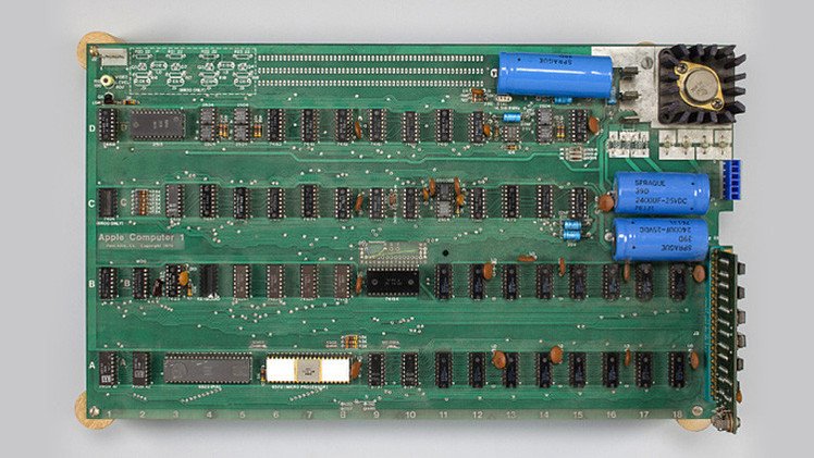 أول حاسوب لشركة آبل يباع في مزاد علني مقابل 905 آلاف  دولار