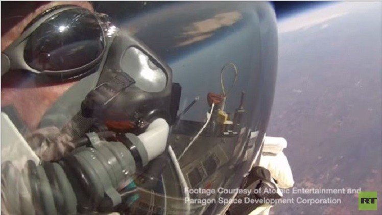 بالفيديو..أحد كبار مسؤولي "غوغل" يسجل رقما قياسيا بالقفز من ارتفاع يزيد عن 40 كيلومترا