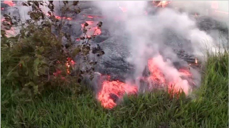 بالفيديو..حمم بركان كيلاوي تقترب من منازل سكان هاواي