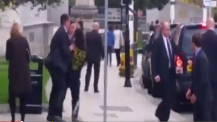 بالفيديو...محتج بريطاني يهاجم رئيس الوزراء ديفيد كاميرون