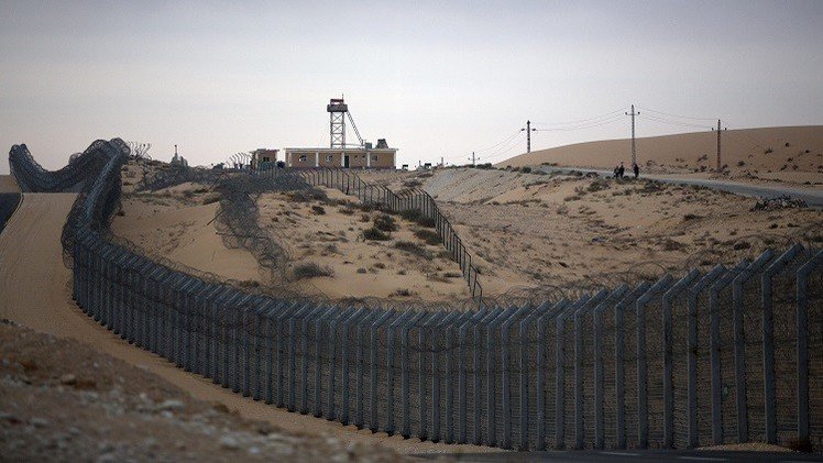 مصر تخلي البيوت على الحدود مع غزة تمهيدا لهدمها