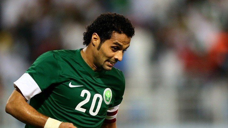 جماهير الهلال السعودي تتسلق أسوار الملعب قبل نهائي دوري الأبطال