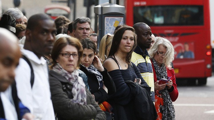 دراسة: تجهم البريطانيين وكآبتهم تكمن في جيناتهم