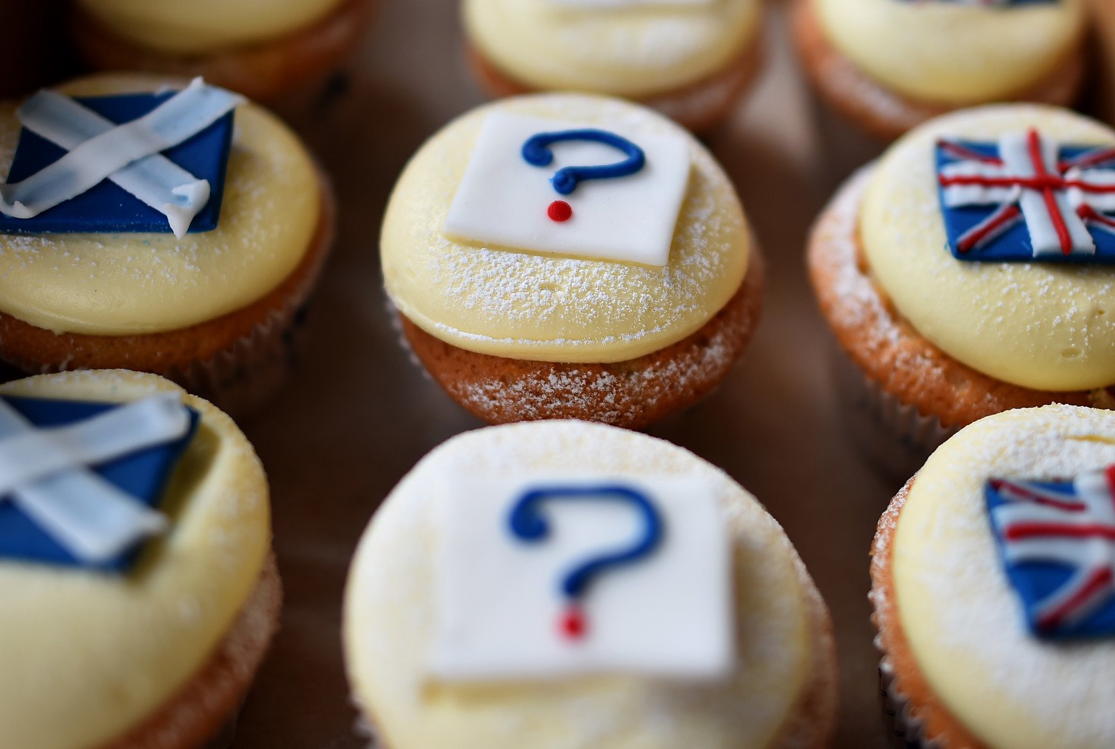 ‎ كعك الاستفتاء - يسارا علم اسكتلندا ويمينا علم الوحدة وفي المنتصف علامة استفهام انتظارا للنتيجة