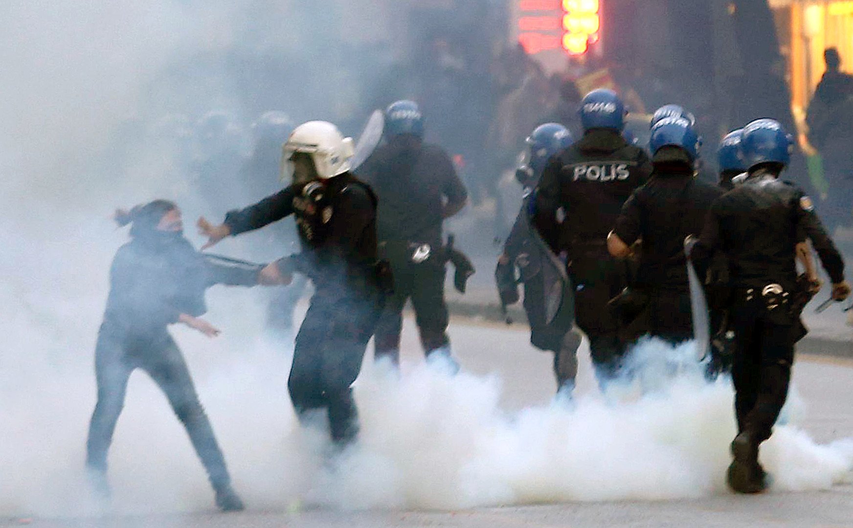 شرطة مكافحة الشغب التركية تستخدم الغاز المسيل للدموع لتفريق المتظاهرين في أنقرة خلال مظاهرة