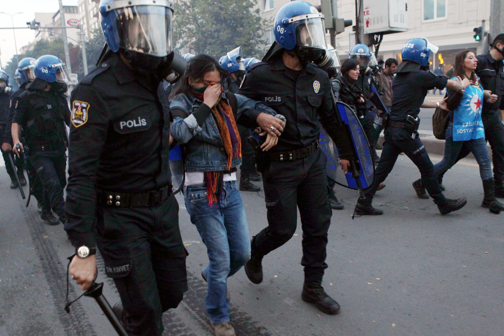 شرطة مكافحة الشغب التركية تعتقل المحتجين وتستخدم الغاز المسيل للدموع لتفريق المتظاهرين