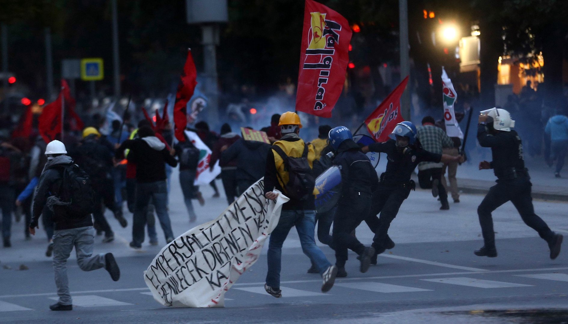 الشرطة تستخدم الغاز المسيل للدموع ومدافع المياه في أنقرة لتفريق المتظاهرين