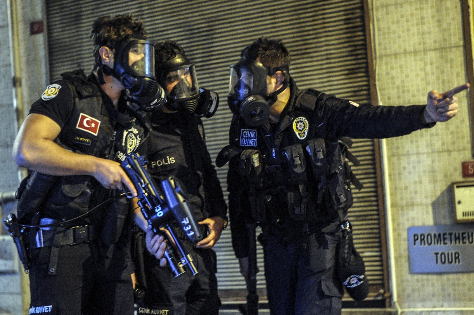 رجال شرطة مكافحة الشغب التركية يشتبكون مع متظاهرين أكراد في اسطنبول