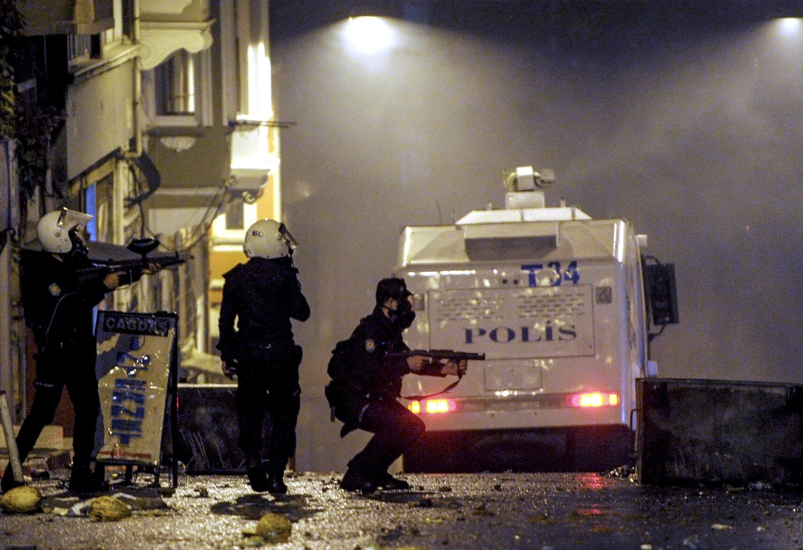 رجال شرطة مكافحة الشغب التركية يشتبكون مع متظاهرين أكراد في اسطنبول