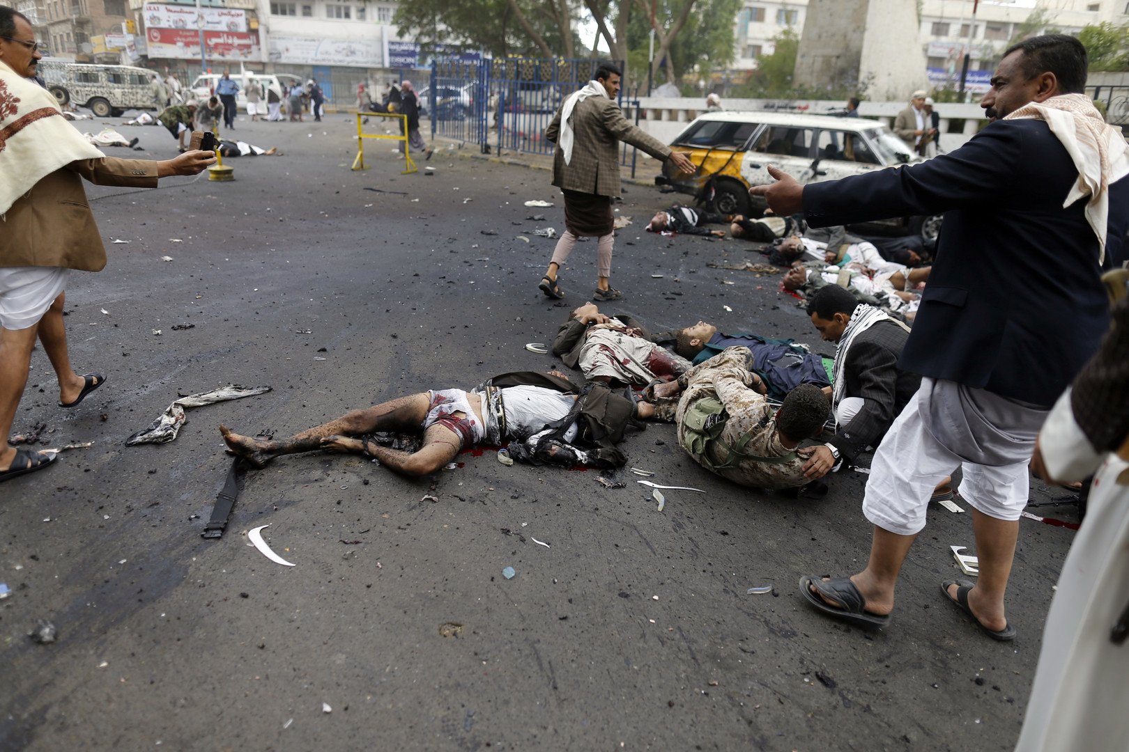 المتمردون الحوثيون والجرحى منتشرون في مكان الحادث بعد الهجوم الانتحاري في صنعاء