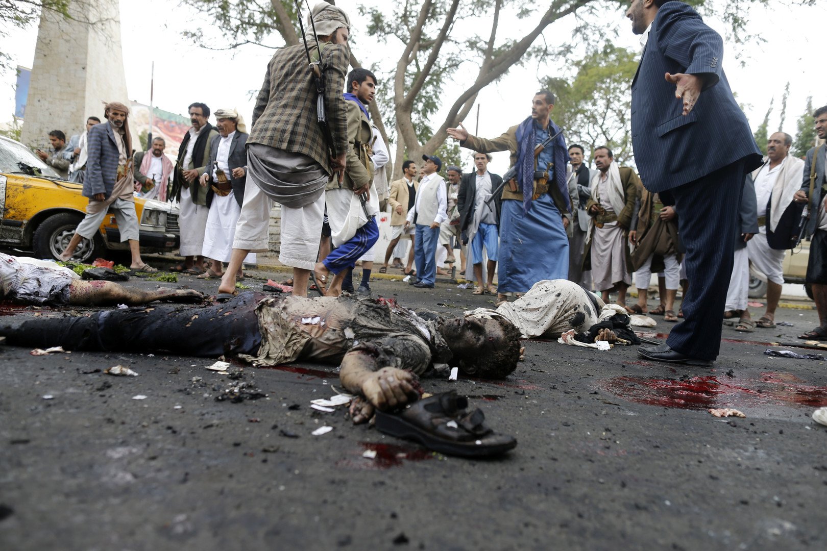 قتلى وجرحى في موقع الهجوم الانتحاري في صنعاء 9 أكتوبر/تشرين الأول 2014