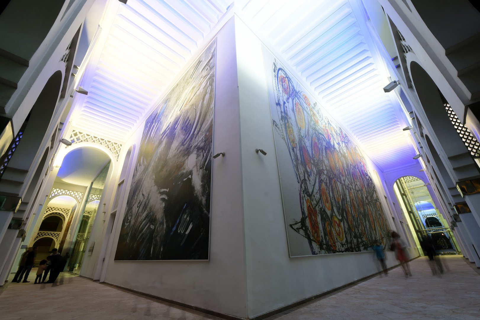  الجماهير خارج  متحف محمد السادس الجديد للفن الحديث والمعاصر بالرباط في المغرب 