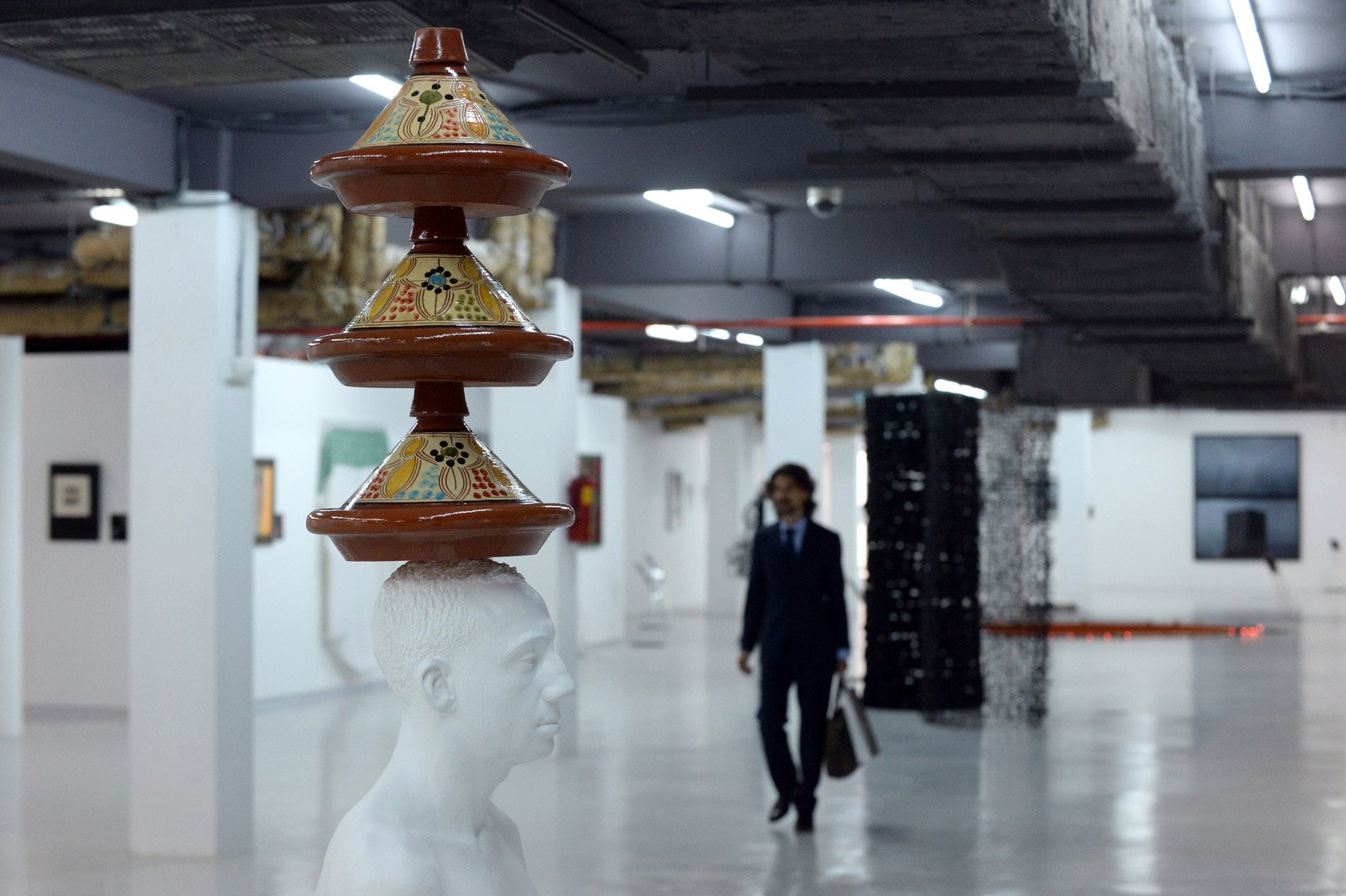 رجل يمر بأعمال مهدي جورج لحلو