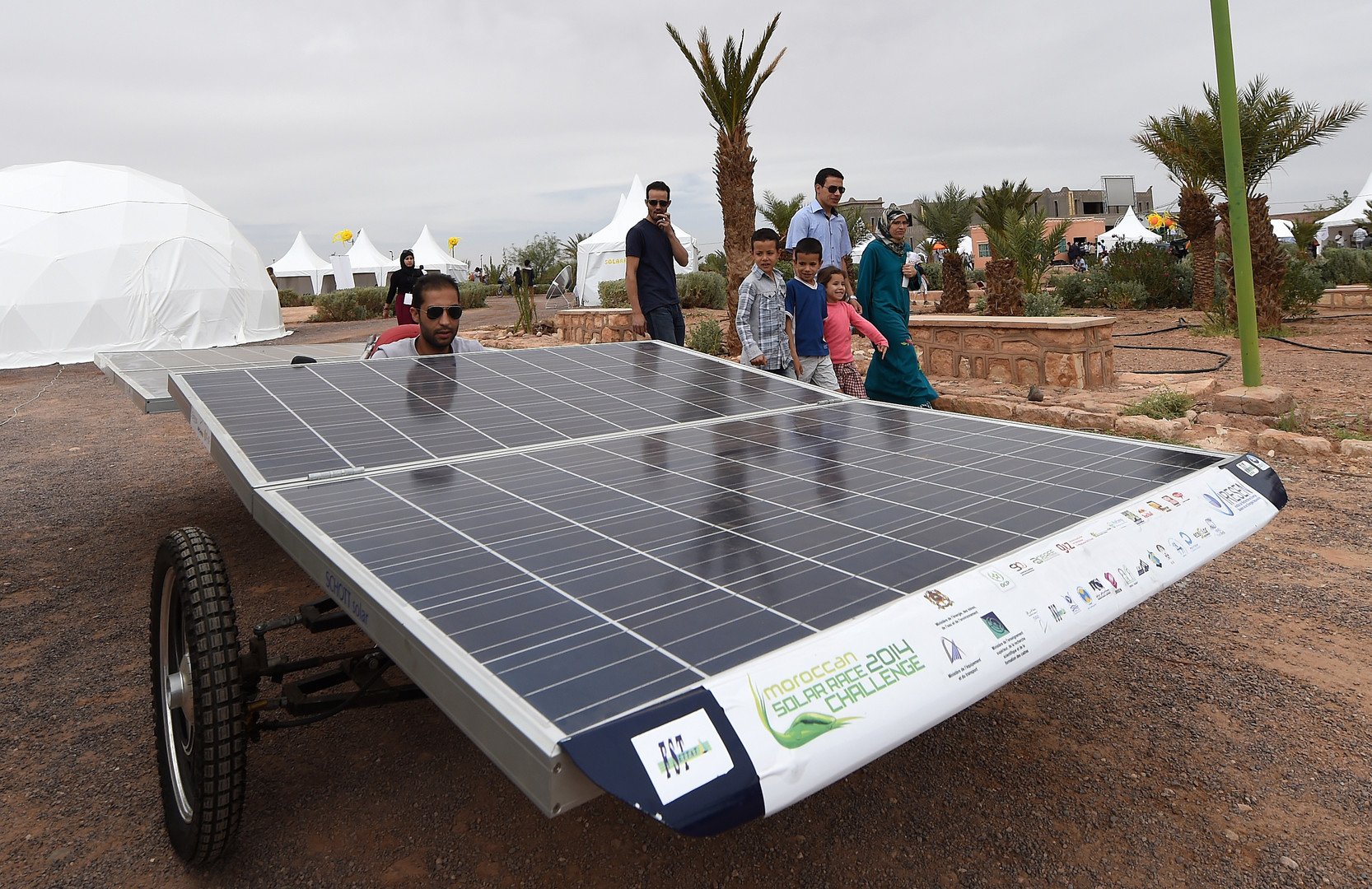 رجل يقود سيارة تعمل بالطاقة الشمسية خلال الدورة الأولى من مهرجان المغرب للطاقة الشمسية في ورزازات