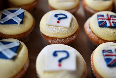 ‎ كعك الاستفتاء - يسارا علم اسكتلندا ويمينا علم الوحدة وفي المنتصف علامة استفهام انتظارا للنتيجة