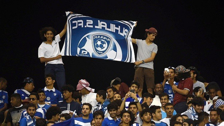 جماهير الهلال السعودي تتسلق أسوار الملعب قبل نهائي دوري الأبطال