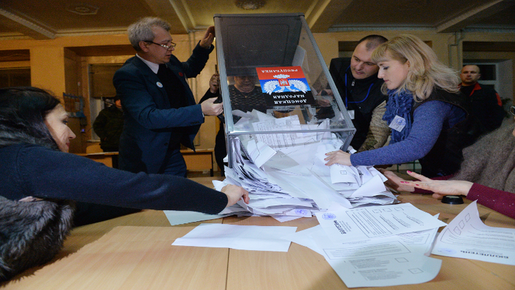 إغلاق صناديق الاقتراع في شرق أوكرانيا