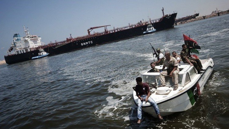 اشتباكات قرب ميناء بنغازي وإصابة سفينة تابعة للبحرية الليبية
