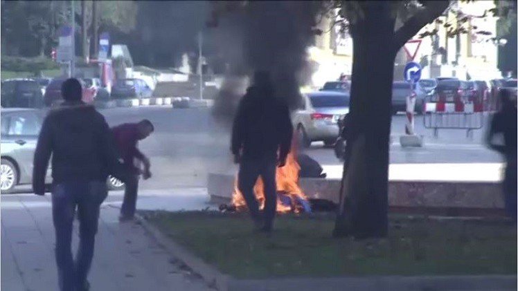 بالفيديو..بلغارية تحرق نفسها أمام المقر الرئاسي