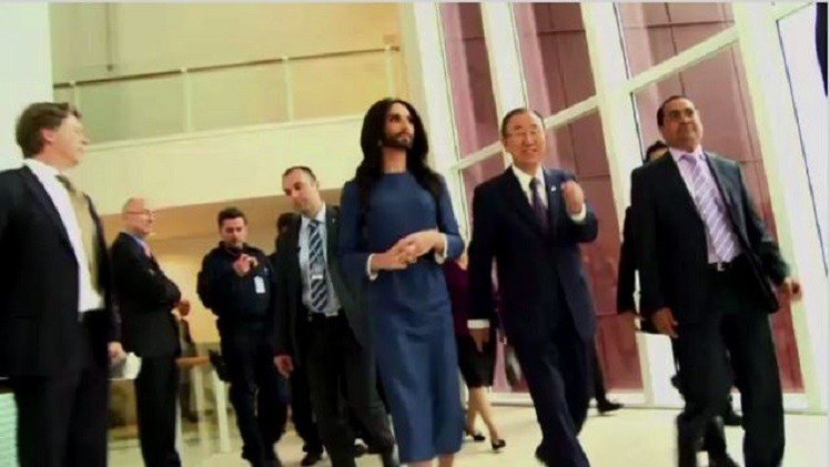 بالفيديو.. كونشيتا ورست تغني لبان كي مون