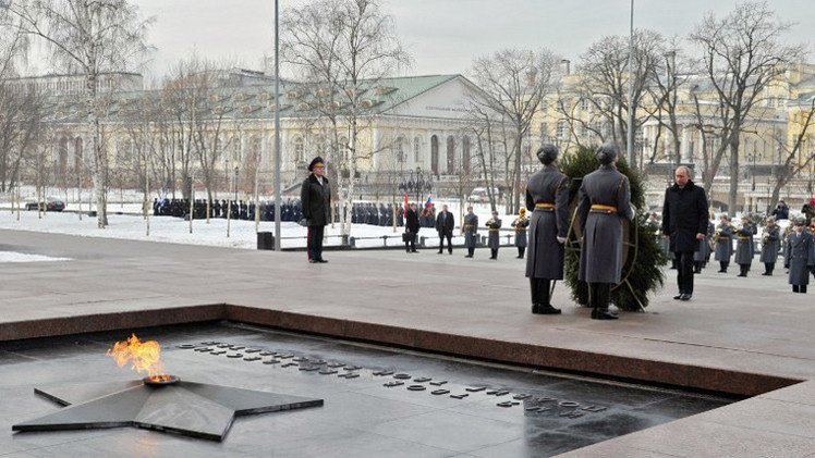 بوتين يوقع قانونا يمنع استخدام رموز منظمات تعاونت مع النازيين