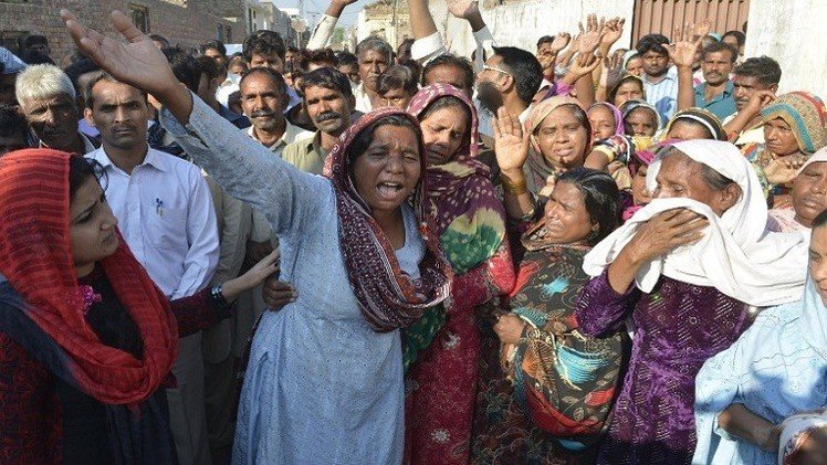 حشود غاضبة تقتل وتحرق زوجين مسيحيين اتهما بالإساءة للإسلام في باكستان