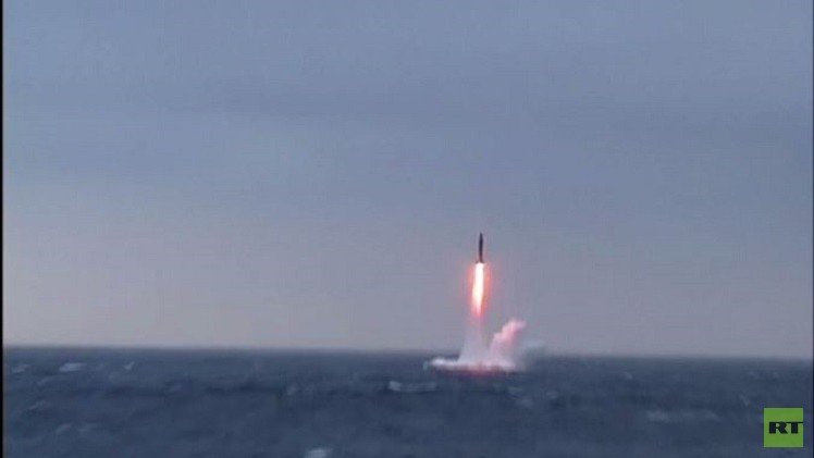 البحرية الروسية تختبر بنجاح صاروخا عابرا للقارات (فيديو)