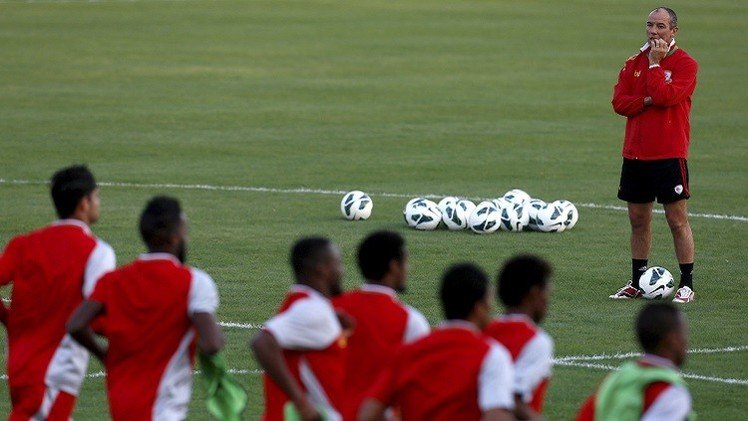 لوغوين يعلن قائمة لاعبي الأحمر العماني