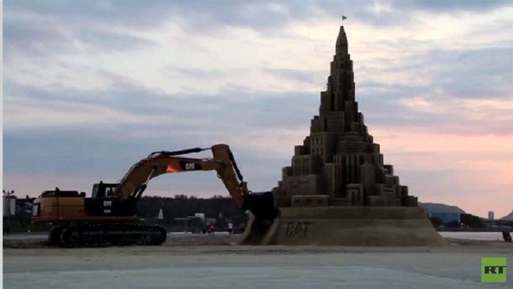 بالفيديو من البرازيل.. ربما تكون هذه هي أطول قلعة من الرمال في العالم 