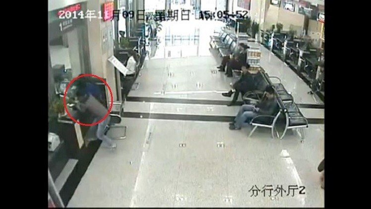 بالفيديو.. الكاميرا تلتقط لصا يحاول سرقة أموال إمرأة داخل البنك في الصين