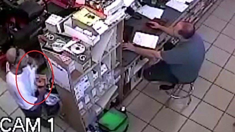 بالفيديو من أمريكا.. رجل يسرق منشارا  كهربائيا من متجر باخفائه داخل ملابسه