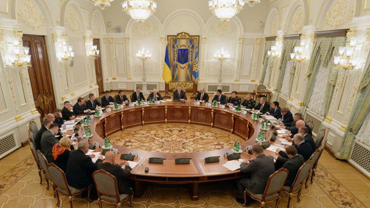 الرئيس الأوكراني: حل الأزمة يجب أن يكون سلميا فقط