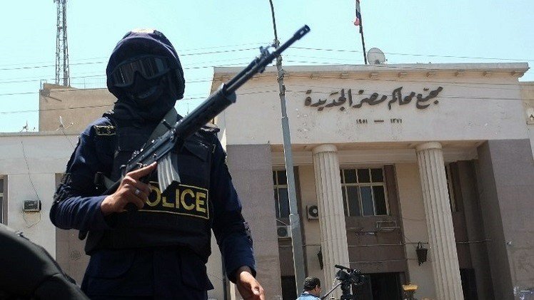   مدنيون يمثلون أمام القضاء العسكري بمصر