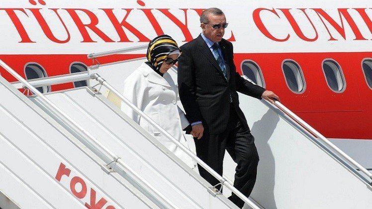 أردوغان يصل الجزائر في أول زيارة خارجية كرئيس