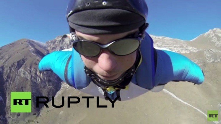 بالفيديو..هاو روسي للقفزات المثيرة يقهر جبل
